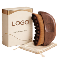 Brosse de massage lymphatique et exfoliante pour le visage en bois de noyer courbé avec logo personnalisé, poils synthétiques doux, manche de luxe – Vente en gros