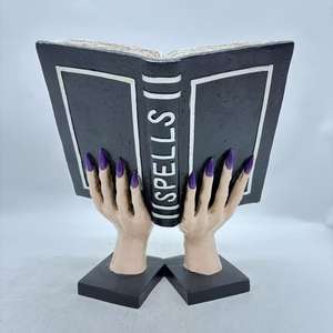 Personalización de un Accesorio Decorativo de Resina para Halloween: Mano de Bruja Espeluznante Sosteniendo un Libro de Hechizos Hocus Pocus, Ideal como Regalo - Product Image 2