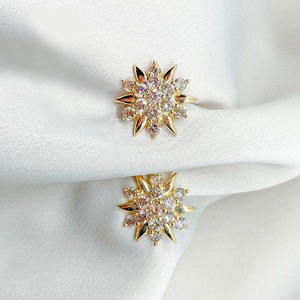 Orecchini a lobo di lusso placcati oro a forma di fiocco di neve con strass di cristallo per donna, gioielli in oro 18 carati per l'uso quotidiano - Product Image 4