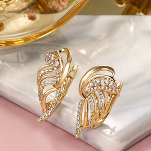 Boucles d'oreilles clous Mintore en cristal et strass, plaqué or, sertissage canal, pour femme, luxe, usage quotidien - Product Image 5