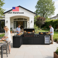Cuisine extérieure en forme de L avec 6 brûleurs : acier inoxydable noir, banc en pierre, réfrigérateur, évier