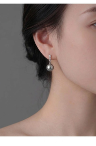 Sofisticados aretes colgantes modernos y clásicos, sin níquel, hipoalergénicos, de plata de ley, con tallos forrados con circonitas redondas brillantes. - Product Image 4