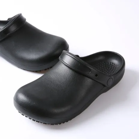 Wholesale kitchen clogs oil proof black comfortable oil resistant kitchen men and women's shoes
