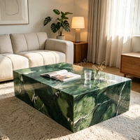 Table basse contemporaine pour salon, table basse en marbre vert avocat, texture peinte sur socle, intérieur résidentiel haut de gamme