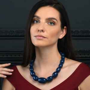 Collier en résine artistique mettant en valeur des éléments inspirés de la nature, pendentif poli lisse, bijoux légers, idéal pour un usage quotidien - Product Image 6