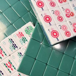 Donkergroene acryl Amerikaanse Mahjong-tegels fabrieksgegraveerd ontwerp duurzaam gladde randen bulkset familiespelavonden cadeaus - Product Image 4