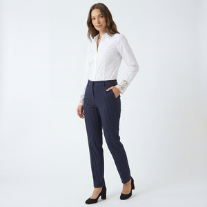 Completo da Ufficio da Donna OEM ODM 2 Pezzi: Camicia Bianca con Polsini in <span class=keywords><strong>Pizzo</strong></span> e Pantaloni Blu Navy a Righe Sottili - Abbigliamento da Lavoro Business Casual - Product Image 3