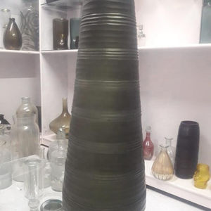 Jarrón de cristal hermoso y pesado de color humo cortado a mano de 24 pulgadas - Product Image 1