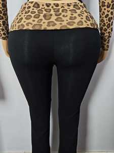 Set Loungewear Personalizzato da Donna con Top Corto a Maniche Lunghe e <span class=keywords><strong>Pantaloni</strong></span> a Zampa con Design Leopardato per Tempo Libero e Sport - Product Image 5