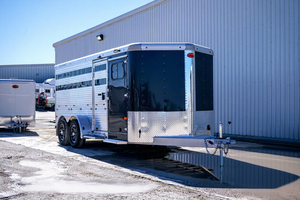 Remolque de aluminio para caballos de 4 baias con puerta trasera y ventanas laterales para transporte ecuestre - Product Image 1