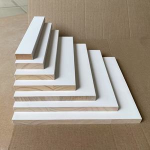 Plinthe en pin radiata blanc apprêté, jointée à la queue, pour usage intérieur, panneau plat S4S - Product Image 1