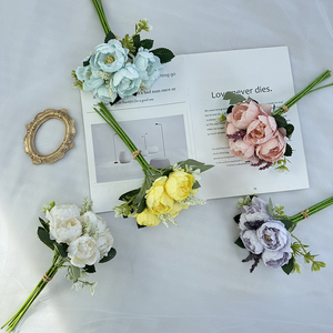 Disposizione floreale con eleganti fiori di rosa palmare felice peonia per il matrimonio e l'evento di natale - Product Image 2