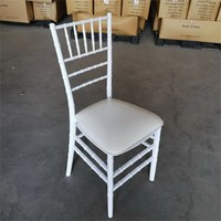 Vente en gros d'usine de chaises Chivari dorées pour mariage hôtel événement décor PP plastique pliable empilable ferme salle à manger en plein air