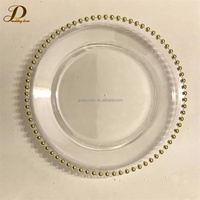 Assiettes rondes en plastique transparentes de 13 pouces de la marque JINDA Factory, décorées de perles dorées, pour les mariages, les anniversaires et les fêtes.