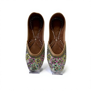 Calzado Artesanal de Cuero Genuino BS INTERNATIONAL para Mujer - Calidad Premium, Estilo Tradicional Rajasthani, Tendencia de Moda - Product Image 6
