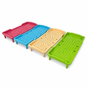 Lit de plage en plastique coloré pour bébé, idéal pour la maternelle et les anniversaires d'enfants - Product Image 2