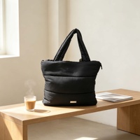 Sac fourre-tout décontracté en nylon grande capacité pour femme avec logo personnalisé, sac à bandoulière rembourré doux pour étudiants, mode et trajets quotidiens