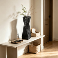 Vase carré torsadé en métal noir ajouré à motif floral pour la décoration moderne de la maison, du bureau ou de la table