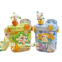Vente en gros de gobelets à eau en plastique de 620 ml avec design de dessin animé, conception à compartiments, deux modes de consommation, bouteille d'eau