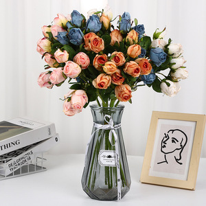 Ramo de rosas artificiales de 7 cabezas, flores de seda de alta simulación para decoración del hogar, boda, regalo del Día de San Valentín - Product Image 1
