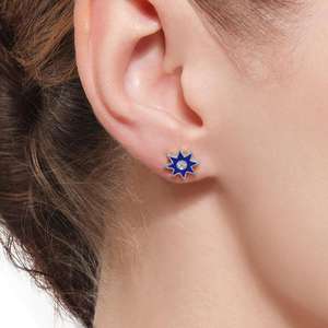 Orecchini a perno blu zaffiro con diamante taglio brillante rotondo incastonato a castone per gioielli da donna alla moda - Product Image 3