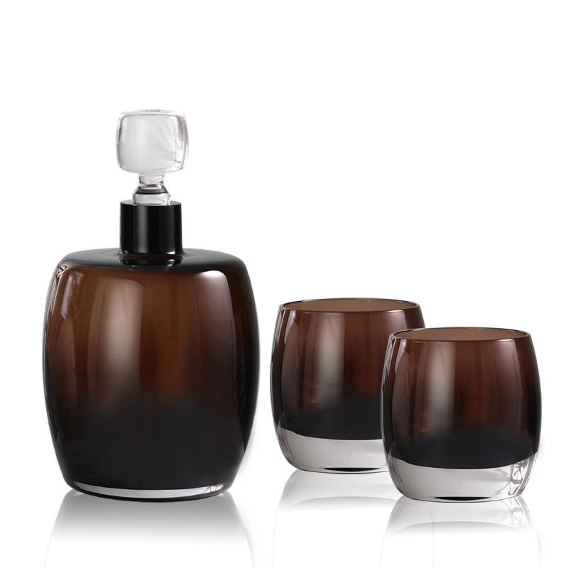 สีแดงสีน้ำตาลหนึ่งหม้อสองถ้วย