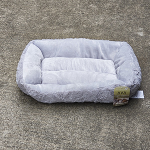 เตียงสัตว์เลี้ยงแบบกลับด้านได้ Ava Comfy Cuddler รูปทรงสี่เหลี่ยมผืนผ้า สีเงินเทา สีเทาเข้ม ขนสัตว์เทียม - Product Image 3