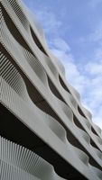 Panneaux de façade de bâtiment résidentiel en modèle 3D, murs-rideaux en aluminium avec lattes de bardage pour revêtement mural extérieur