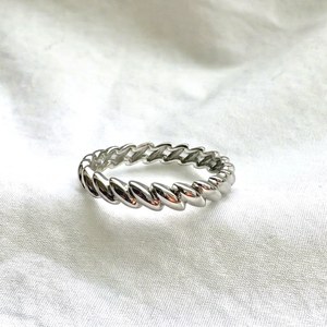 Bague en argent sterling 925 massif torsadée, bague minimaliste empilable en argent massif, bijoux en gros pour femmes et hommes - Product Image 1