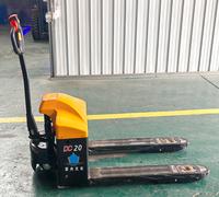 Transpalette électrique au lithium de 1,5 tonne avec pneus en polyuréthane AWD, charge rapide en 1 heure pour les centres de distribution à haut débit