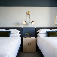 Ensemble de mobilier de chambre double king-size moderne et personnalisé pour hôtel et appartement, avec tête de lit capitonnée modulaire, sommier et table de chevet, pour FF&E hôtelier