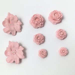 Breloque <span class=keywords><strong>de</strong></span> chaussure populaire en caoutchouc 3D à motif floral, couleur personnalisable et taille <span class=keywords><strong>de</strong></span> 2,5 à 3,5 cm pour la décoration <span class=keywords><strong>de</strong></span> chaussures - Product Image 4