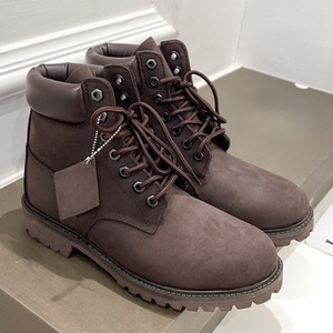 รองเท้าบูทลำลองผู้ชายคุณภาพพรีเมียมขายส่งยอดนิยม รองเท้าบูททำงานสีเหลืองพื้นหนาทันสมัย รองเท้าบูทกันน้ำสำหรับกิจกรรมกลางแจ้ง - Product Image 5