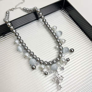 Collana da Donna con Ciondolo a Croce in Zirconia, Perla Grigia e Pietra Occhio di Gatto, Gioielli Eleganti e Lussuosi - Product Image 4