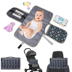Échantillon gratuit <span class=keywords><strong>matelas</strong></span> à <span class=keywords><strong>langer</strong></span> de voyage léger compact et pliable pour bébé imperméable avec oreiller intégré couvre-couche inclus - Product Image 1