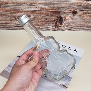 Fabricant personnalisé Nouveau design Bouteille à boire en forme de guitare en verre transparent unique Bouteille de spiritueux Brandy <span class=keywords><strong>France</strong></span> 200ml Vente en gros - Product Image 6