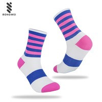 Chaussettes de cyclisme Elite Outdoor personnalisées respirantes tricotées Crew High pour l'été et l'automne pour les enfants et les jeunes à mi-mollet.