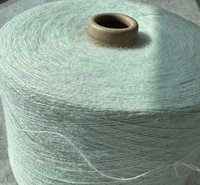 Fil de laine mousseux 58% ACRYLIC 33% POLYESTER 19% VISCOSE, fil teint et brossé, alliant chaleur, résistance, écologie, extensibilité, couture