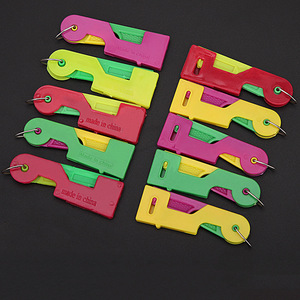 Herramienta enhebradora de agujas colorida con mango de plástico, asistente rápido para coser a mano, manualidades y bricolaje, hecha en China. - Product Image 1