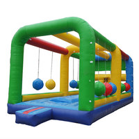 Grand jeu de sport d'interaction parcours d'obstacles gonflable pour adultes jeux de défi de balle d'oscillation gonflable parc d'attractions gonflable