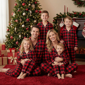 Conjunto de pijamas familiares simples e elegantes em xadrez vermelho e preto para o Natal. - Product Image 1