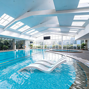 Venta al por mayor <span class=keywords><strong>de</strong></span> fábrica: Conjunto <span class=keywords><strong>de</strong></span> tumbonas y mesas para <span class=keywords><strong>piscina</strong></span>, impermeables, duraderas, para exteriores, personalizables, para centros <span class=keywords><strong>de</strong></span> spa. - Product Image 3