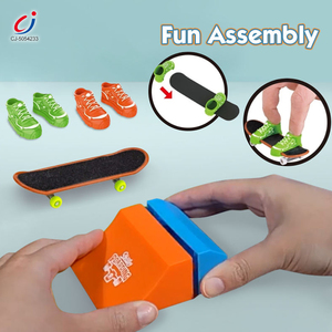 Chengji <span class=keywords><strong>Mini</strong></span> jouet doigt planche à roulettes <span class=keywords><strong>rampe</strong></span> en plastique jeu <span class=keywords><strong>de</strong></span> bureau Cool conception scène enfant garçon voiture Garage stockage jouet - Product Image 2