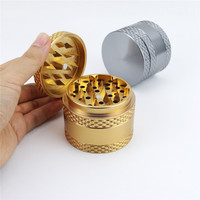 Briquets et accessoires pour fumeurs en aluminium
