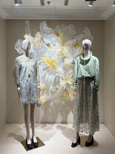 Nouvelle conception de décoration de scène, toile de fond de mariage, suspension murale, installation artistique géante de fleurs <span class=keywords><strong>en</strong></span> <span class=keywords><strong>organza</strong></span> pour vitrine de magasin - Product Image 1