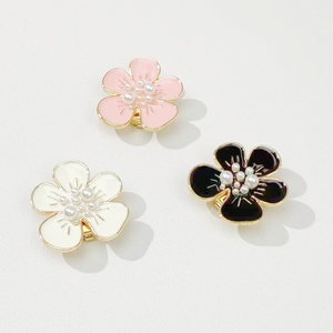 Oem ODM Tùy Chỉnh Chất Lượng Cao Nút Bao Gồm 3-Màu Hoa Hình Dạng Thiết Kế Mới Ngọc Trai Nút Trang Trí Cho Đám Cưới Quà Tặng - Product Image 1