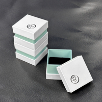 Boîte cadeau rigide pour bijoux, couleur personnalisée, bordure verte, avec logo en feuille d'or noir, insert en éponge doublé de velours, emballage de luxe