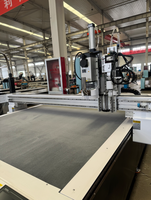 Machine de découpe à couteau oscillant CNC Rongchi 1625 avec deux têtes de coupe 1500x2600mm Haute efficacité pour matériaux multicouches