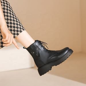 Botas de piel negras de caña media para mujer, estilo 2026, con cordones, cómodas, transpirables, con forro de piel y puntera gruesa. - Product Image 1