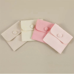 Pochette à bijoux en microfibre 8x8 cm avec insert pour collier, sac en velours de haute qualité, pochette d'emballage pour bijoux avec logo - Product Image 4